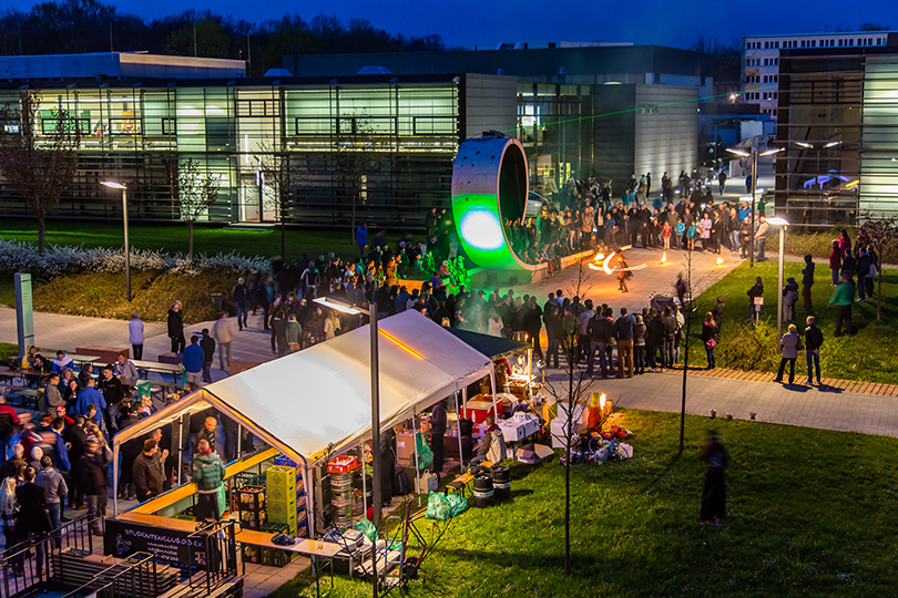 Foto: Besucher und Stände zur langen Nacht der Wissenschaft auf dem Campus Scheffelberg.