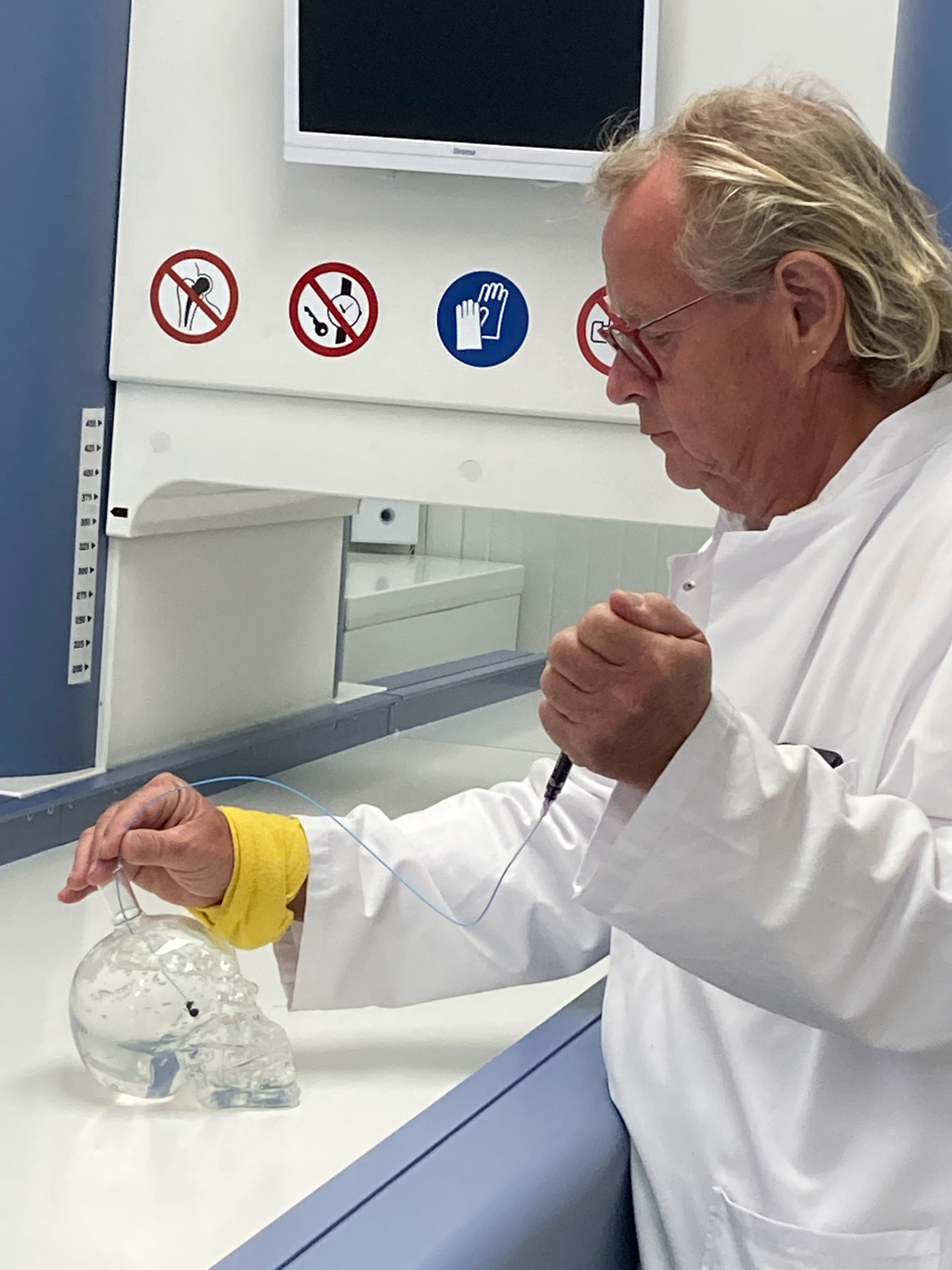 Foto: Prof. Dr. Jan-Peter Warnke demonstriert das Verfahren an einem Modell eines durchsichtigen Schädels. 