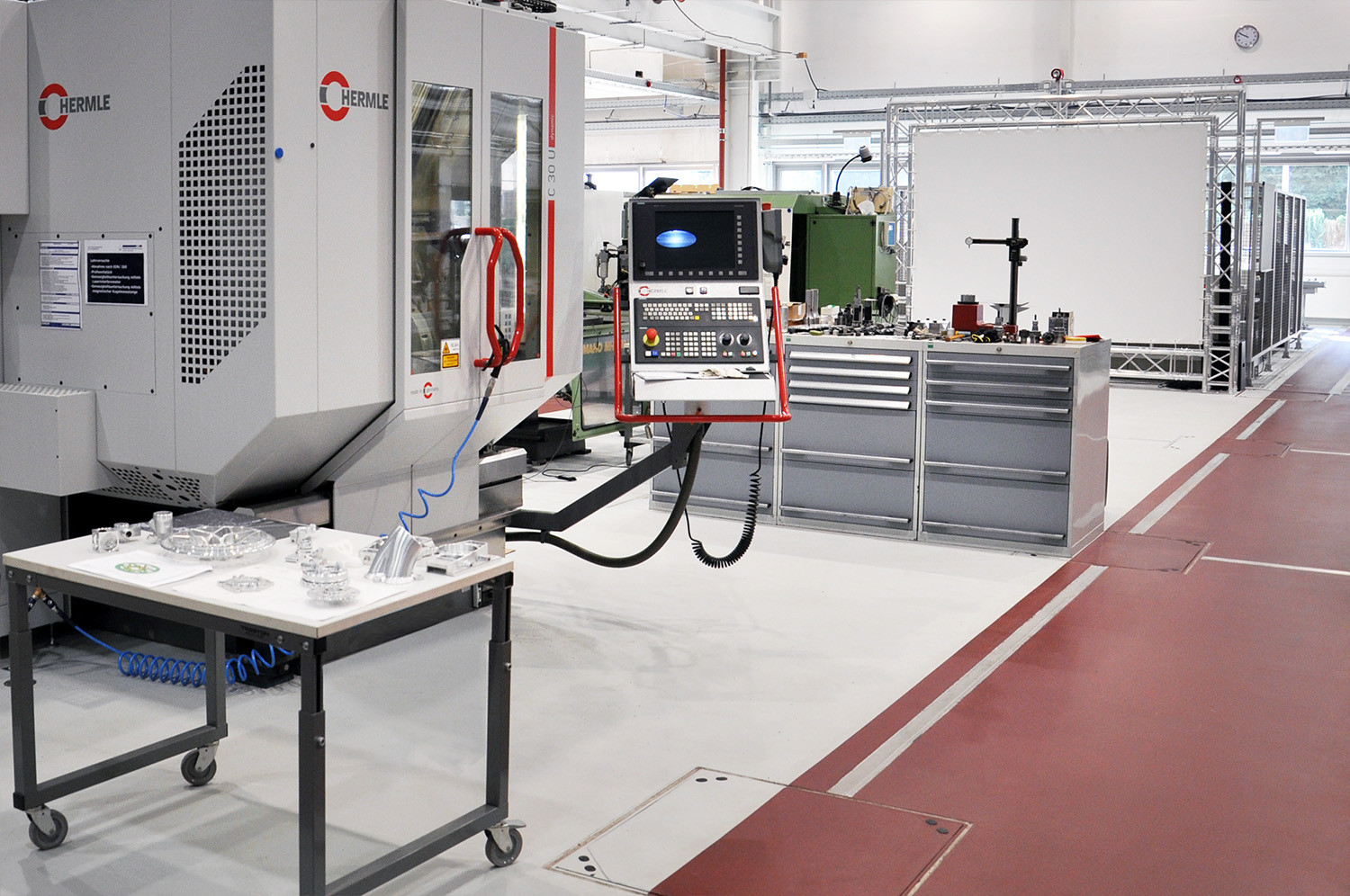 Foto: Bild einer modernen Laborhalle mit verschiedenen Anlagen und Maschinen.