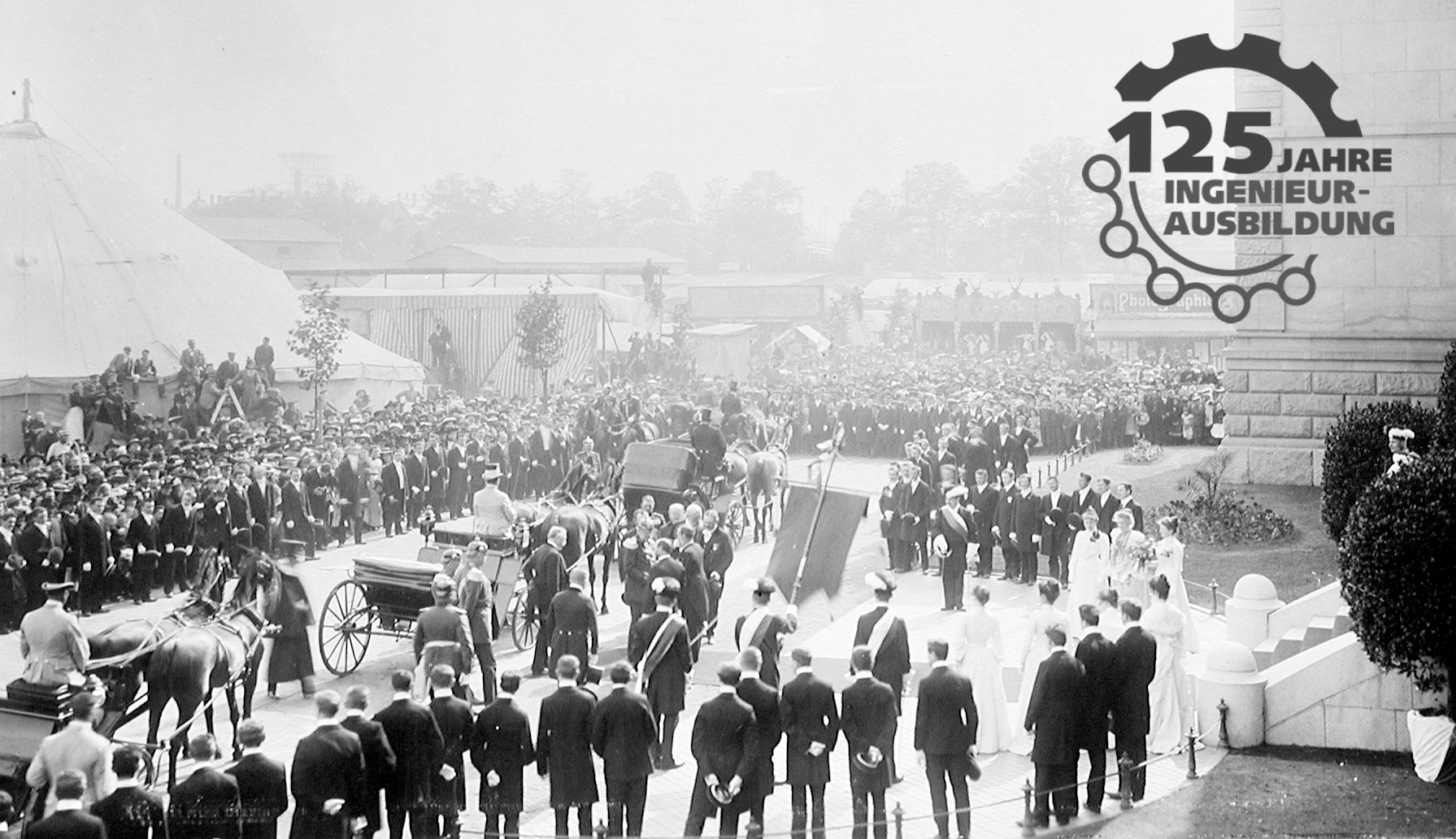Foto: Einweihung des Gebäudes Lessingstraße 1903, Schwarz-Weiß-Fotografie, große Menschenmenge