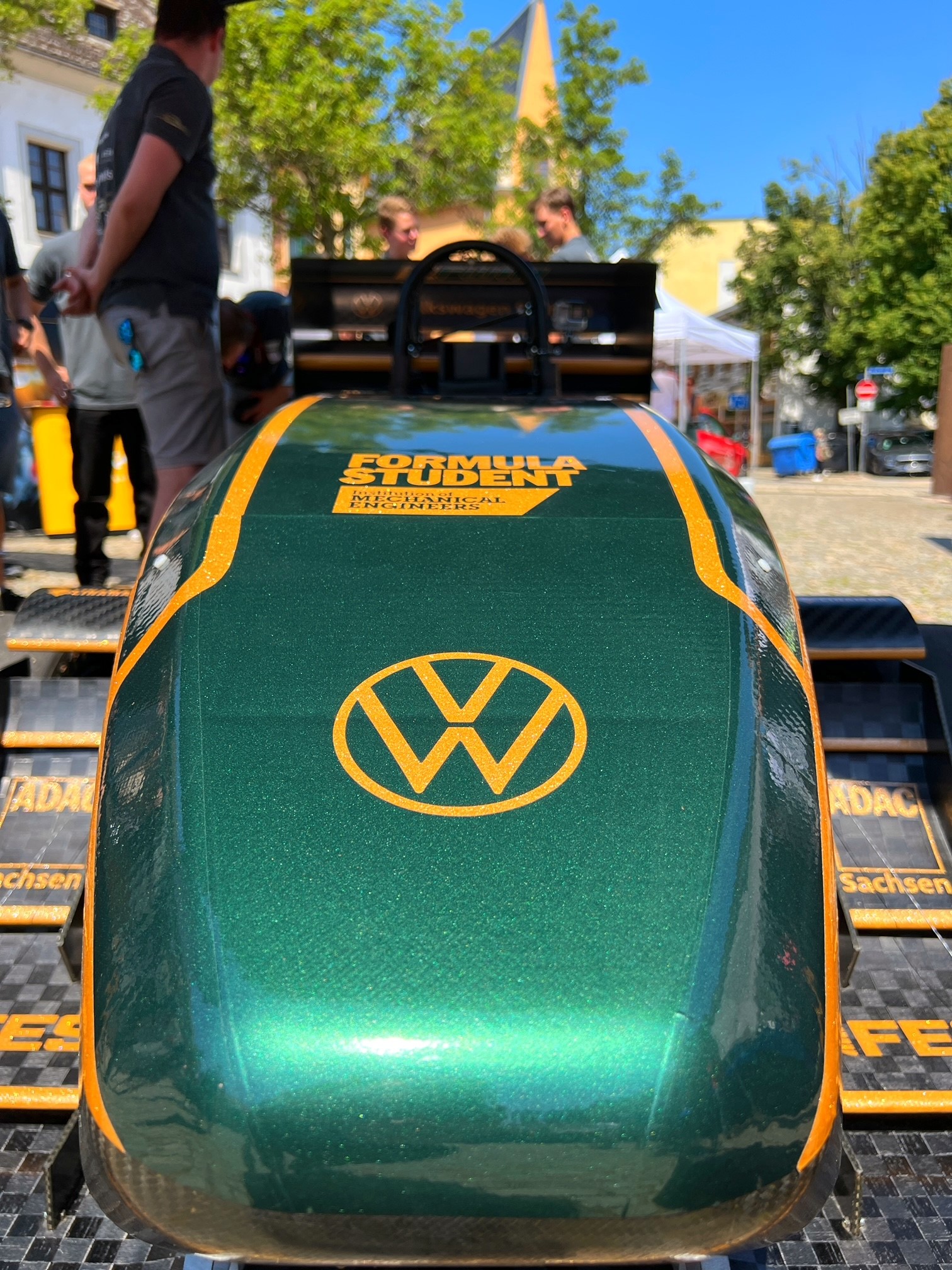 Nahe Ansicht eines Rennwagens mit VW-Logo 