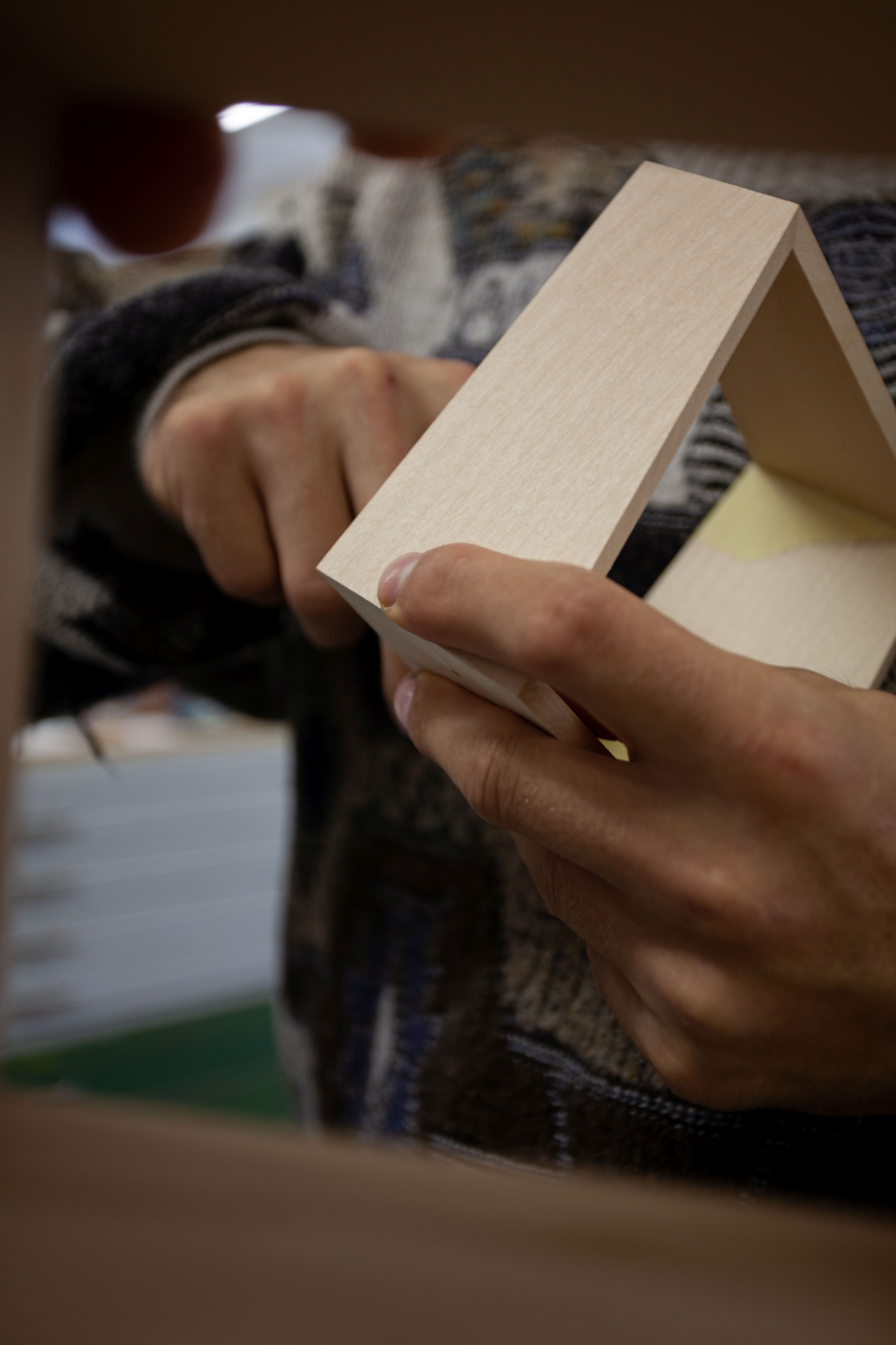 Foto: Person bearbeitet einen Gegenstand aus Holz (Fotoquelle: Susanne Ehnert)