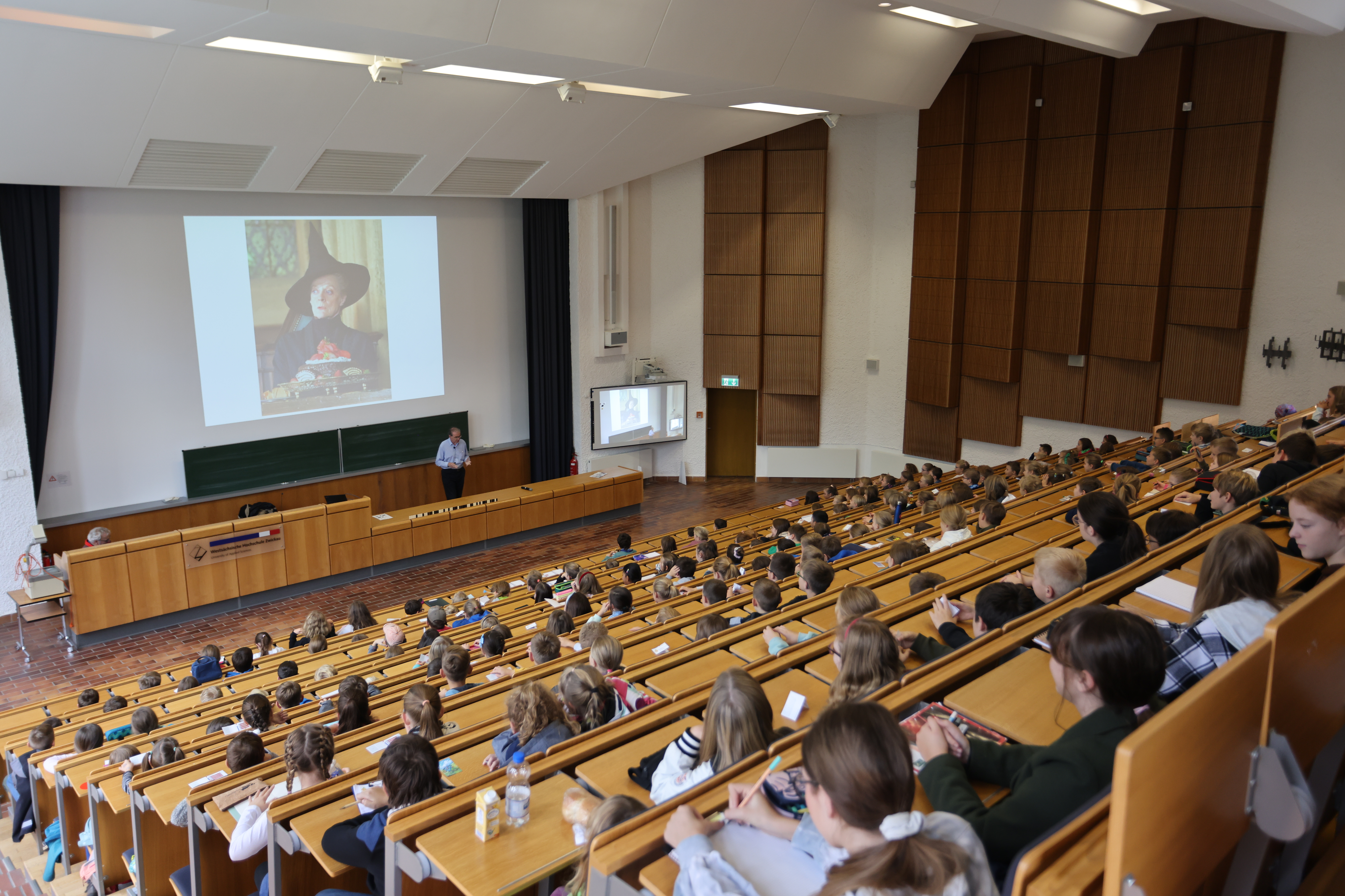 Foto: Hörsaal 1 der WHZ, 208 Kinder verfolgten die Kinderuni-Vorlesung von Prof. Ralf Laue
