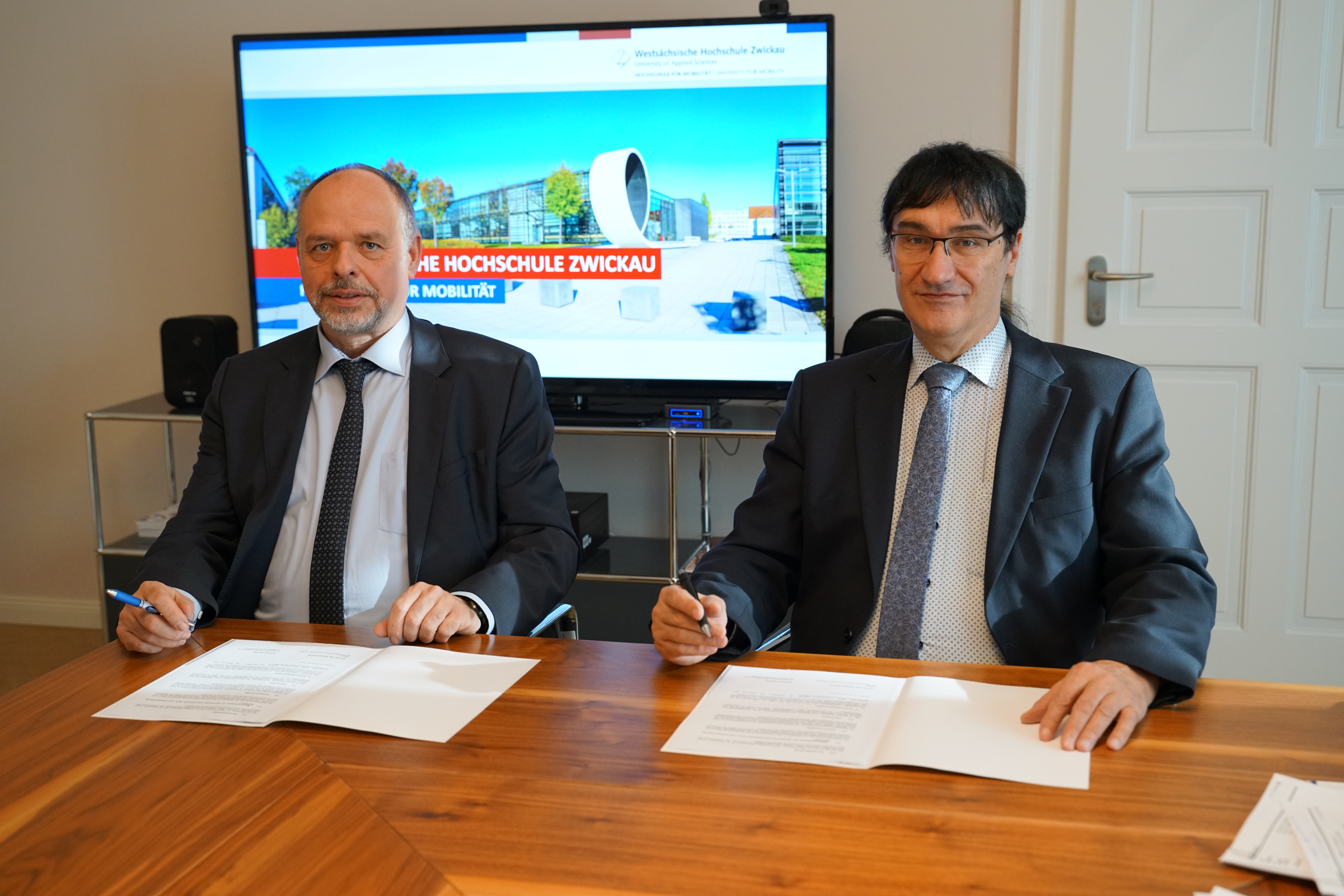 Rektor Prof. Kassel und Andreas Fleischer, Chef der Zwickauer Arbeitsagentur unterzeichnen die Kooperationsvereinbarung. 