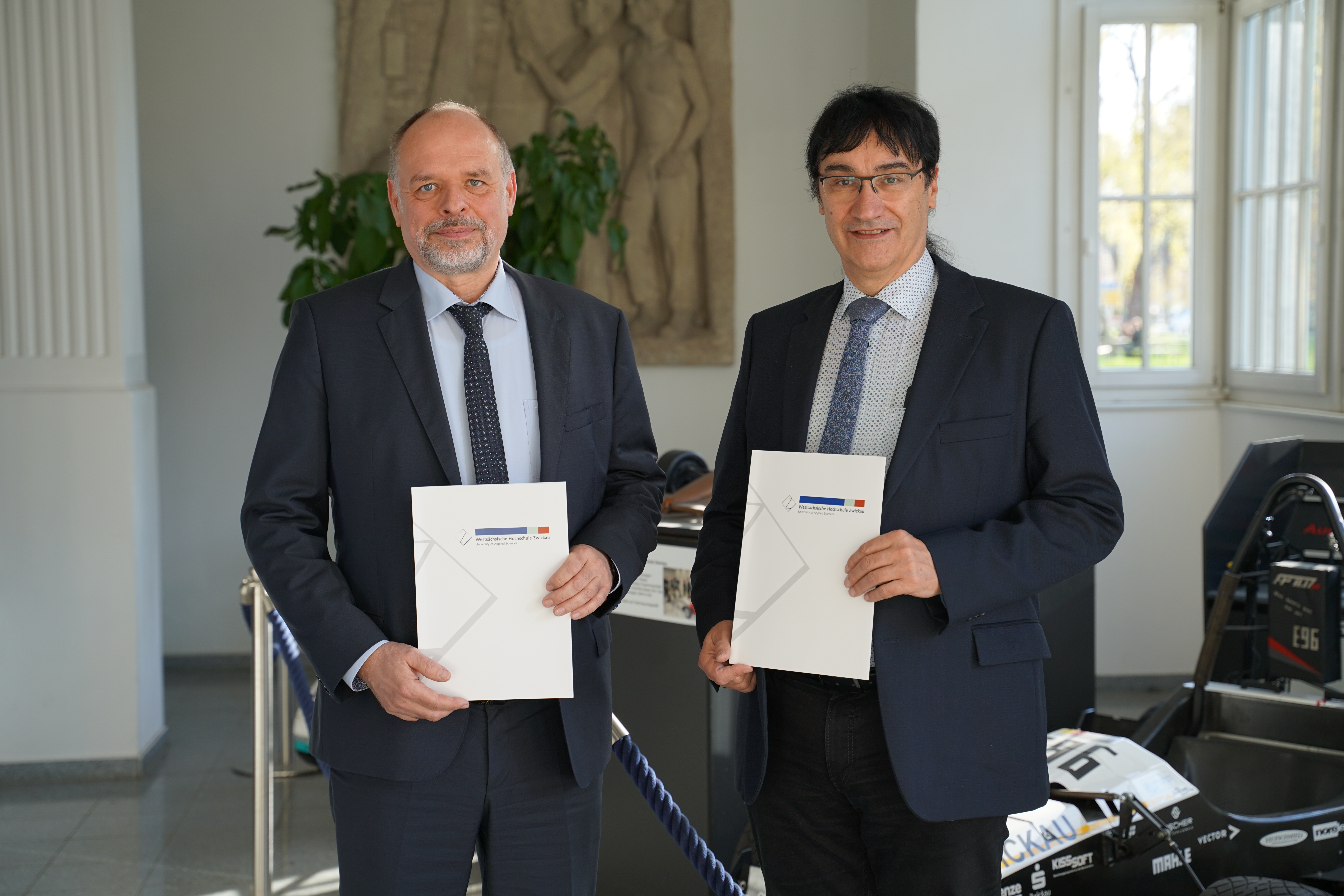 Rektor Prof. Kassel und Andreas Fleischer, Chef der Zwickauer Arbeitsagentur präsentieren die Urkunden mit der Kooperationsvereinbarung. 