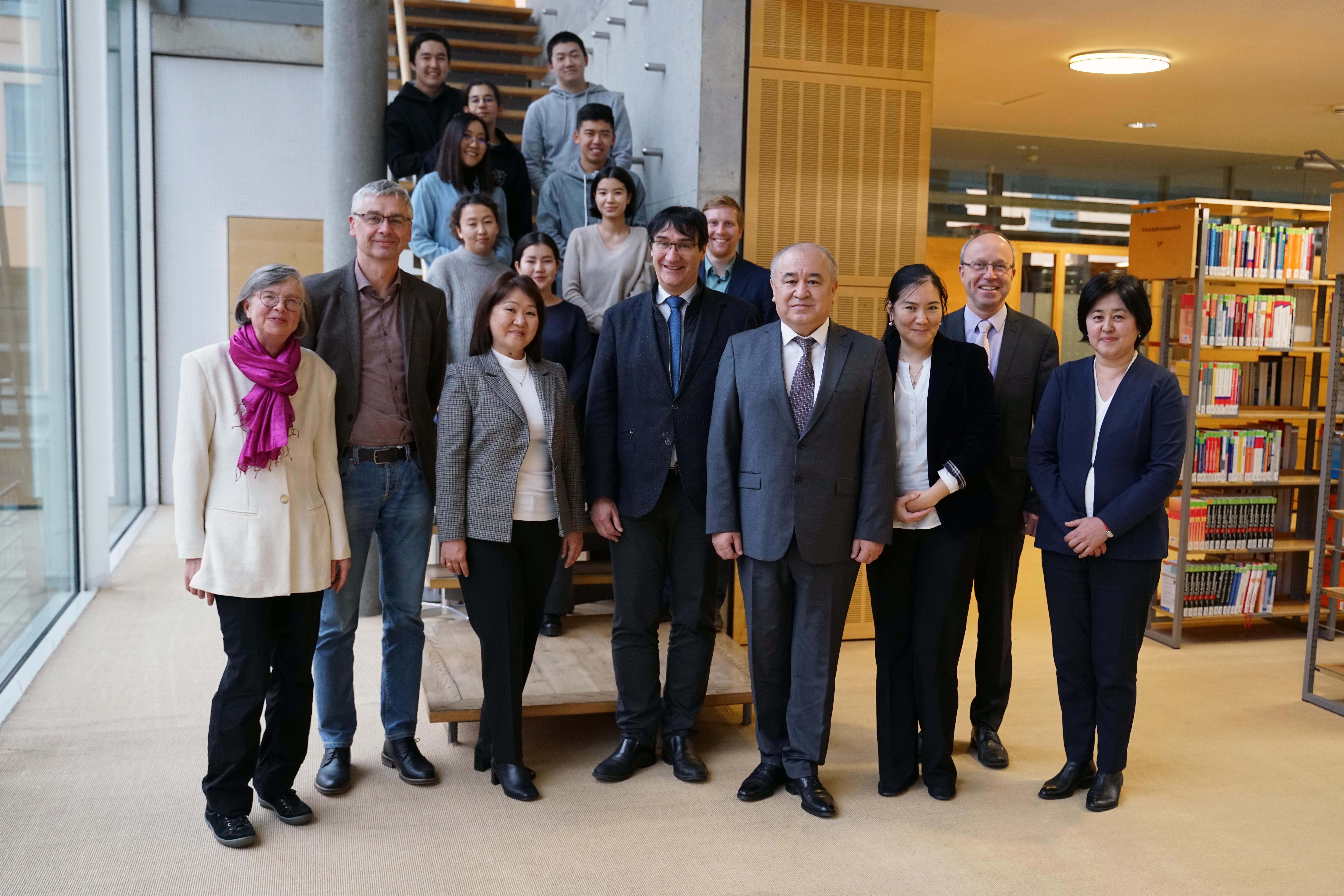 Foto: Der Botschafter der Republik Kirgistan, Omurbek Tekebaev (mitte), traf an der WHZ mit Rektor Prof. Stephan Kassel, Professoren, Mitarbeitern und Studierenden zusammen. 