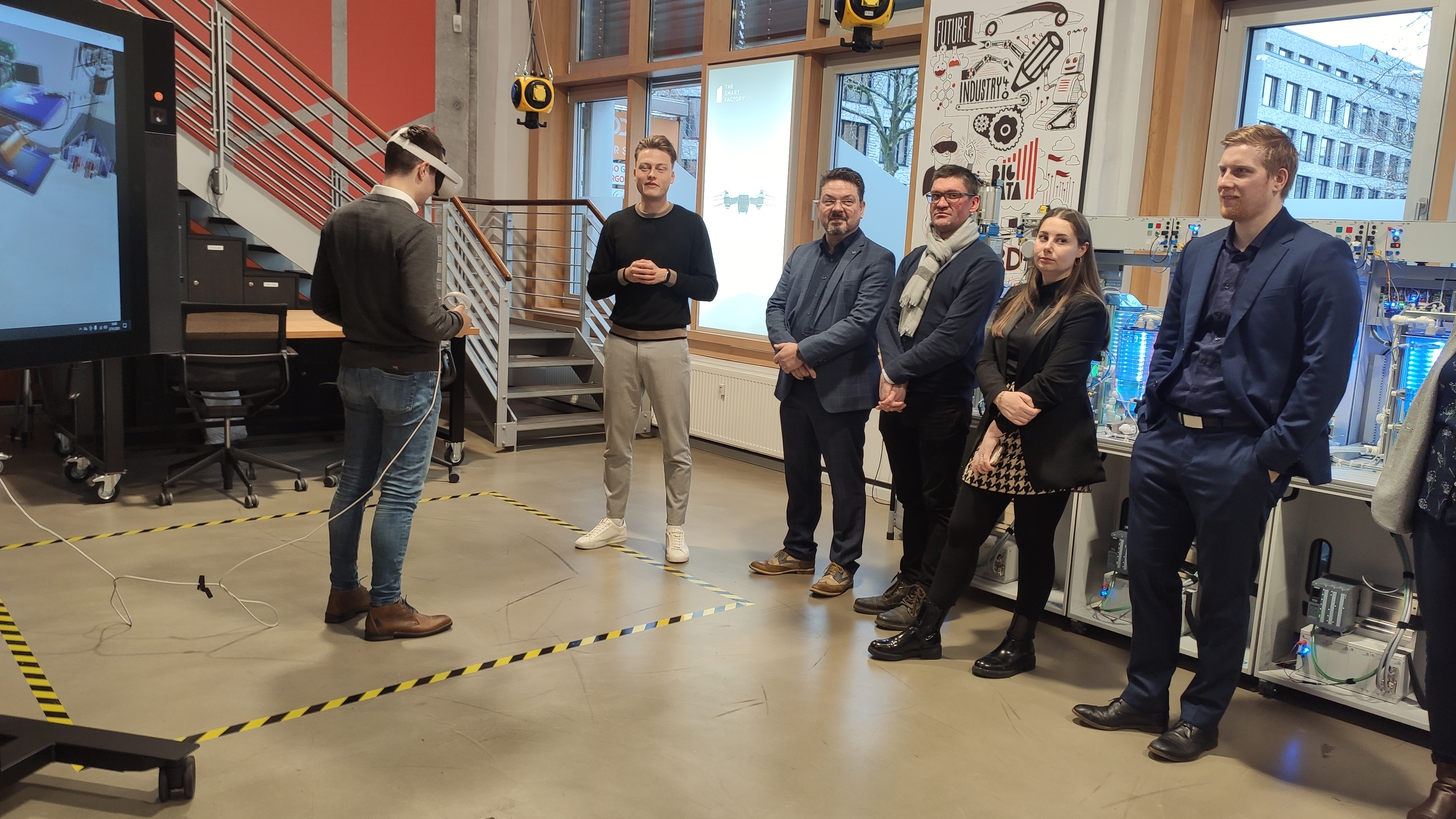 Foto: Exkursion zur Smart Factory von Deloitte in Düsseldorf, Studierende benutzen die VR-Brille (Foto: L.Langer)