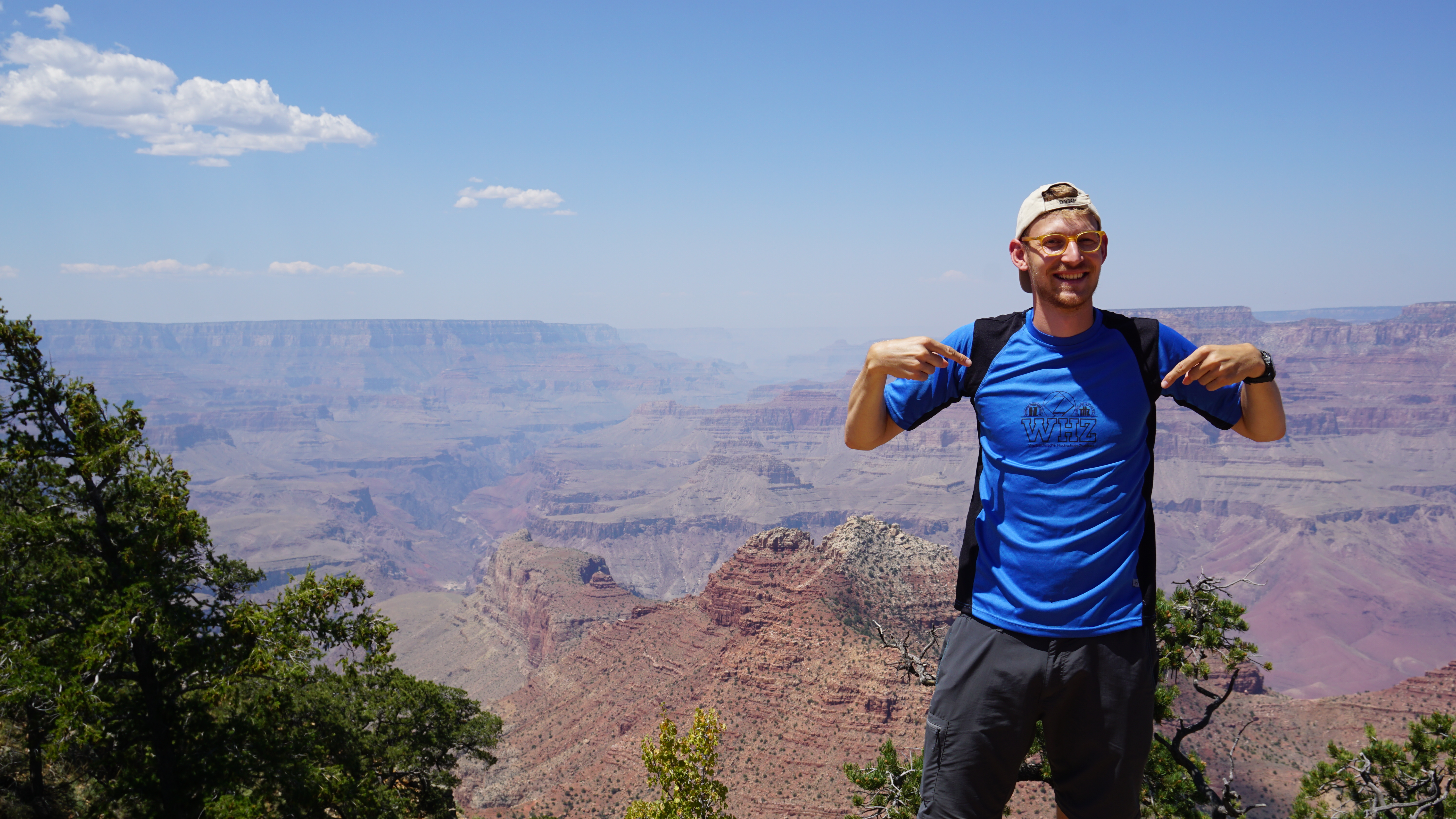 Ein Studierender im WHZ-T-Shirt steht vor dem Grand Canyon