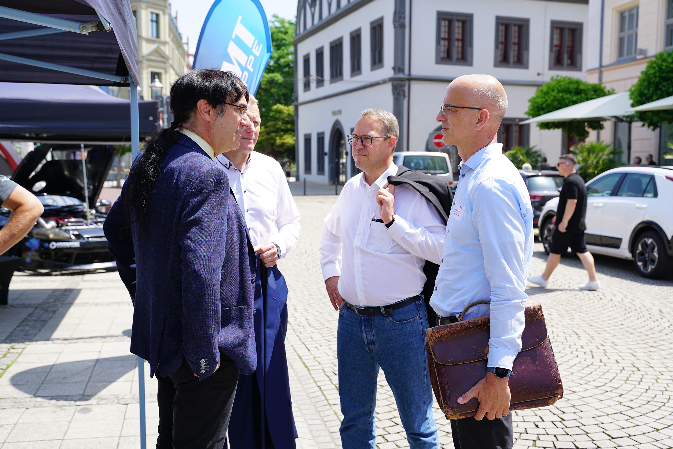 Rektor im Gespräch mit Vertretern von Volkswagen Sachsen auf dem Zwickauer Hauptmarkt