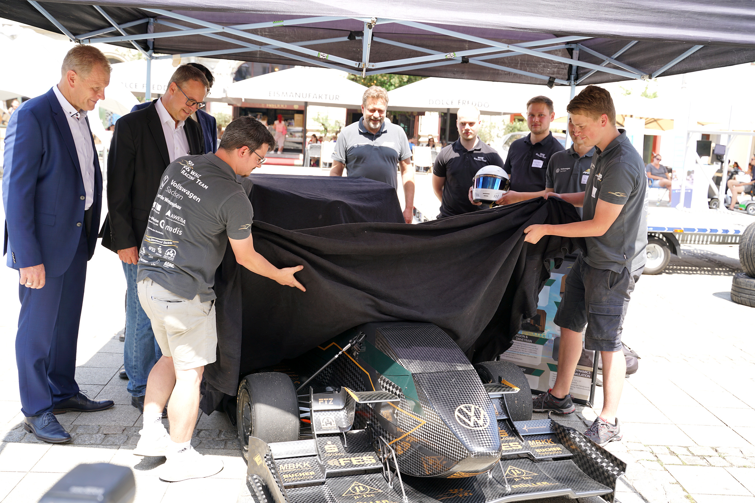 Enthüllung des neuen Fahrzeugs des WHZ-Racing-Teams auf dem Zwickauer Hauptmarkt