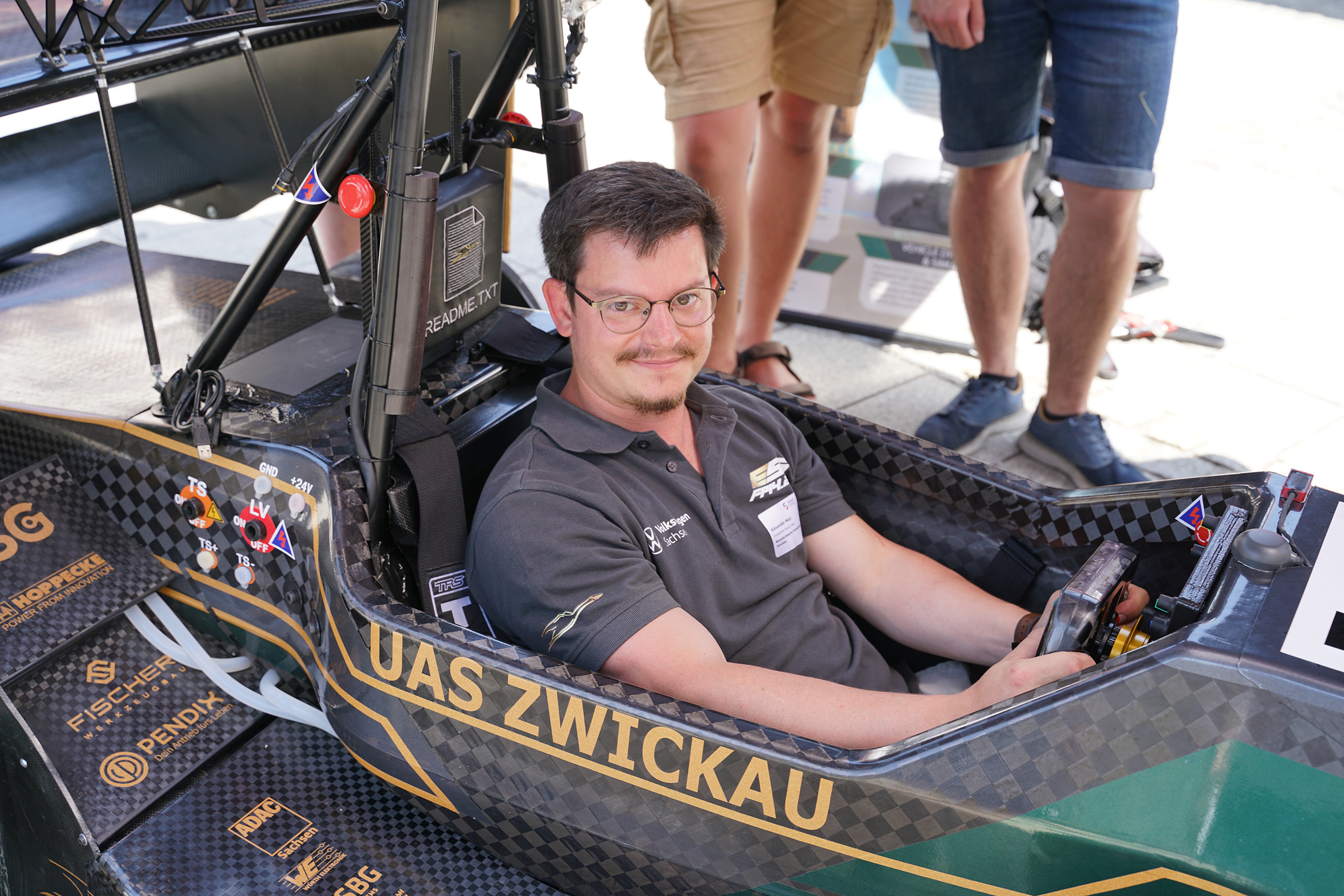 Racing-Team-Leiter Alexander Mayr sitzt im Formula-Student-Fahrzeug. 