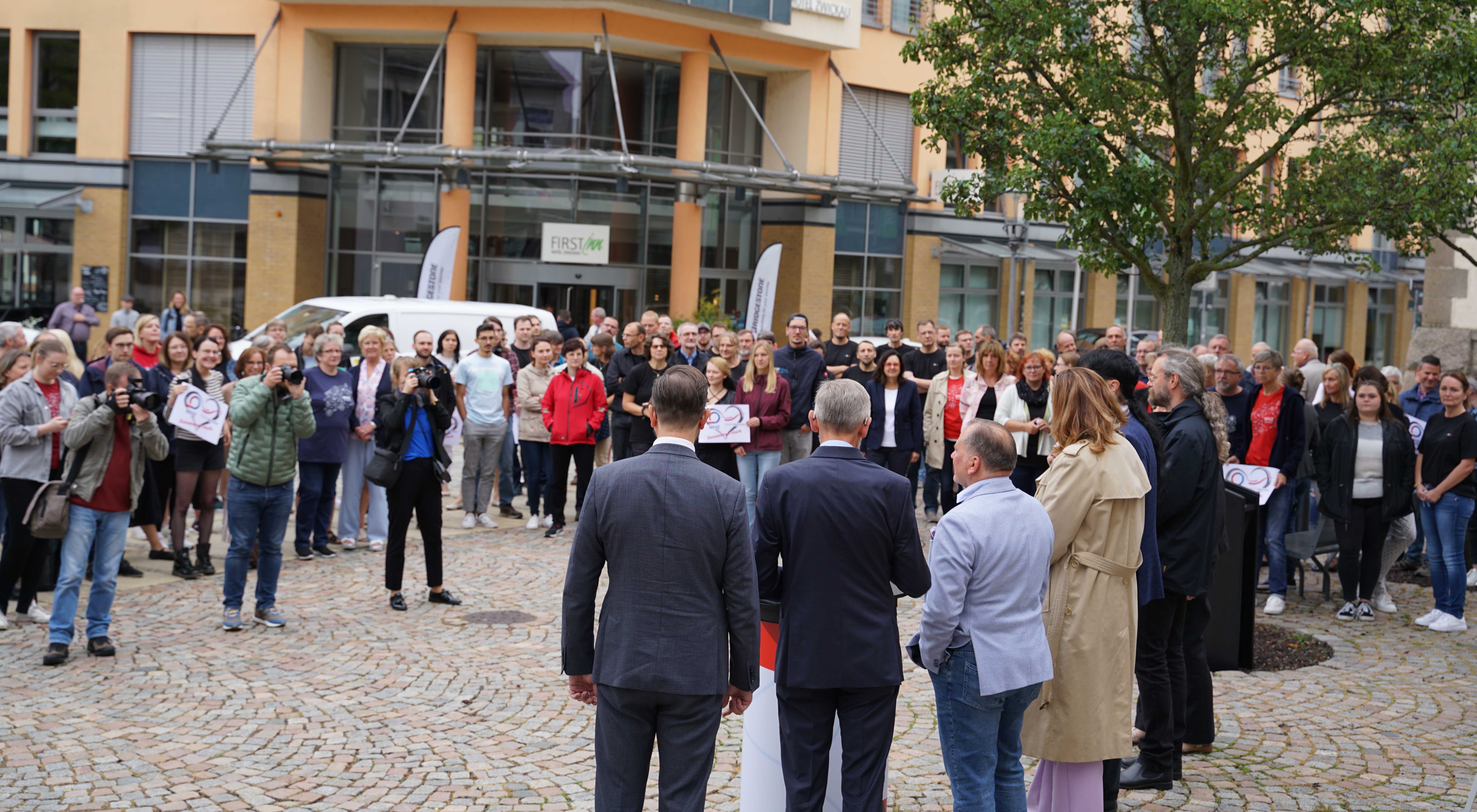 Foto: Verleihung "Hochschulstadt" Zwickau, Verantwortliche stehen vor Zuschauern der Veranstaltung