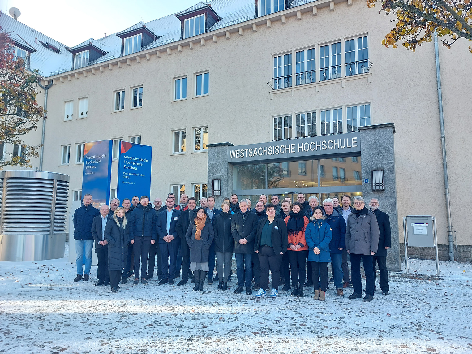 Gruppenfoto der Projektpartner vor dem Haupteingang der Westsächsischen Hochschule Zwickau (WHZ)