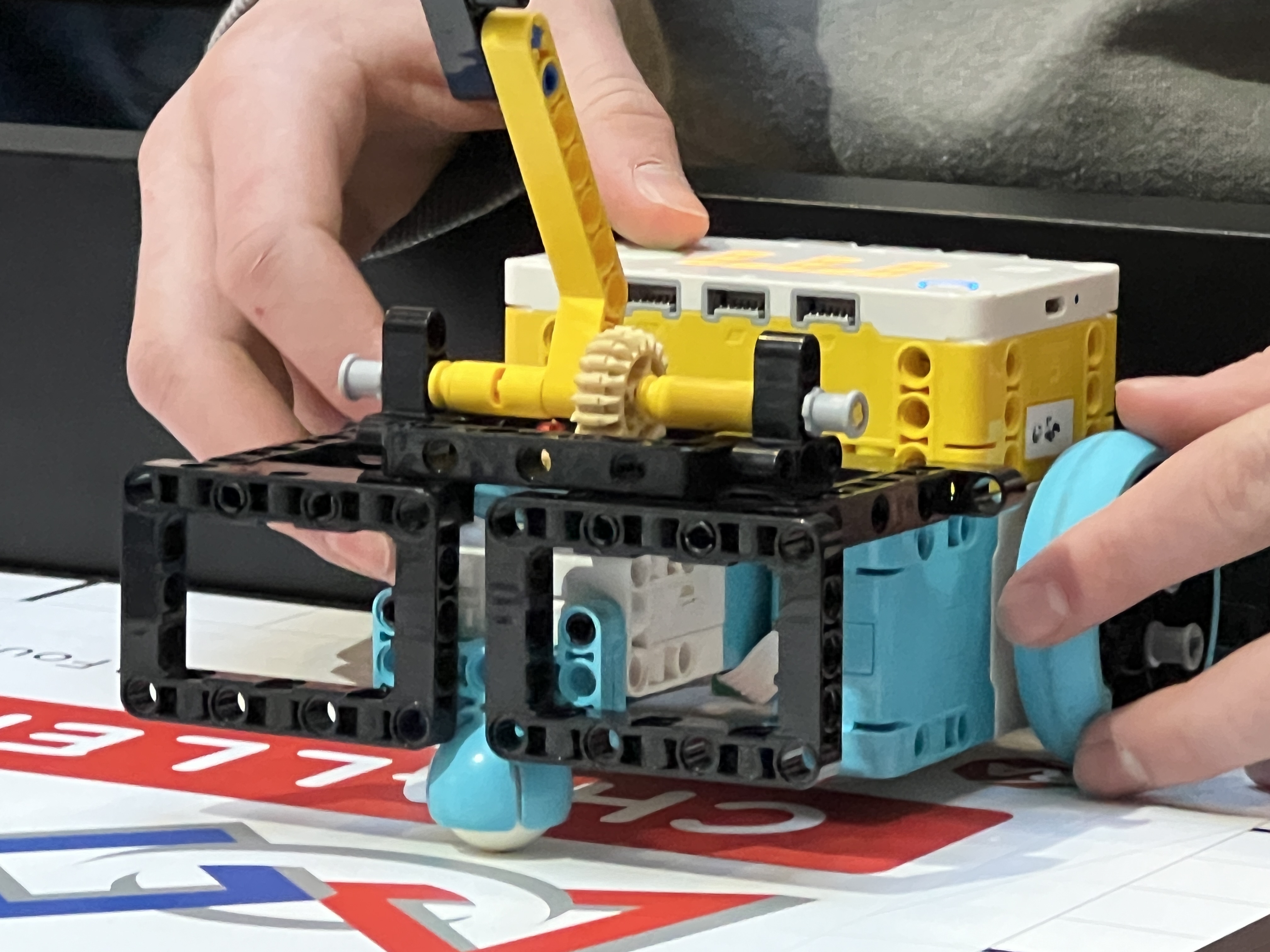 Legoroboter auf einem Spieltisch