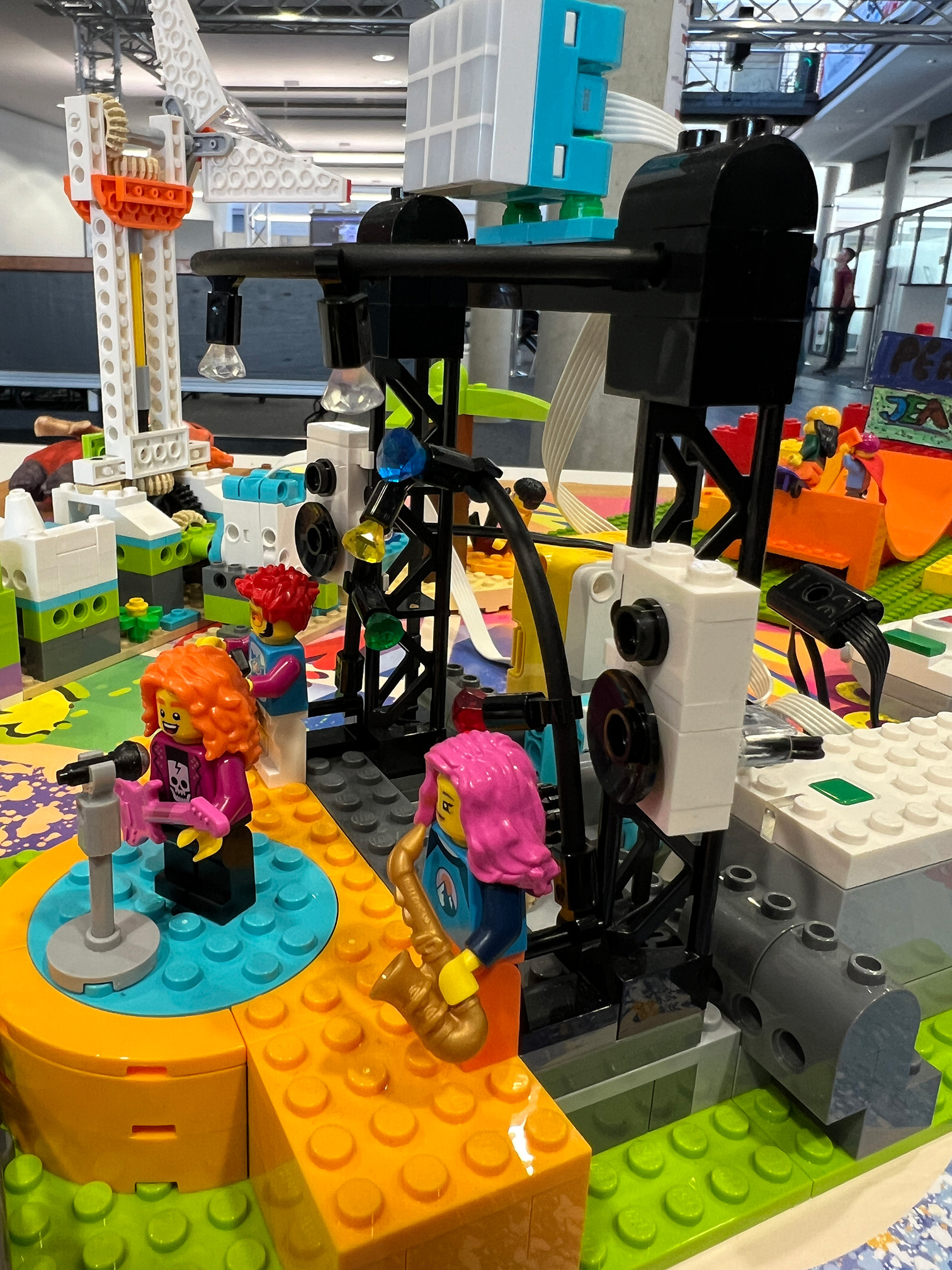 Ein Lego-Modell mit mehreren Lego-Figuren 