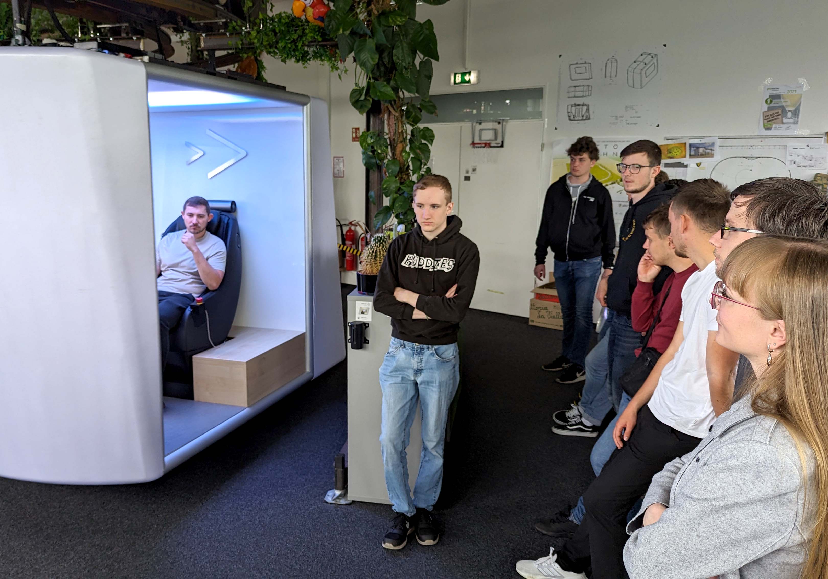 Studierende betrachten eine Simulator
