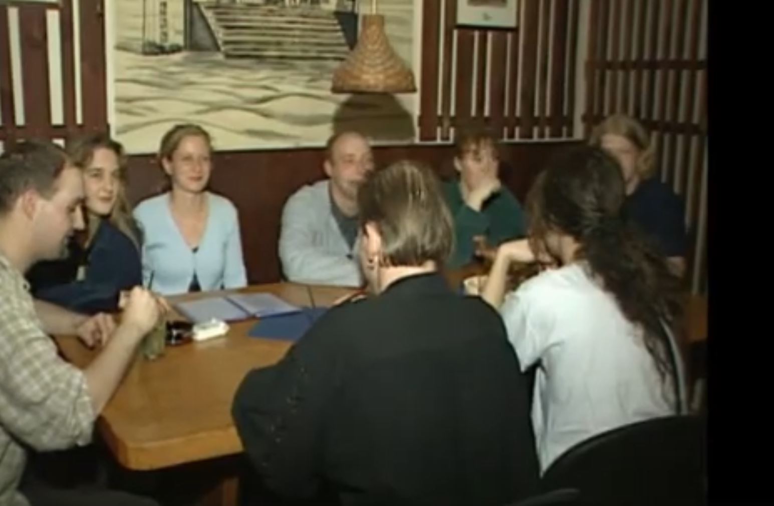 Foto: Startbild Video Studentenwerk, Personen an einem Tisch