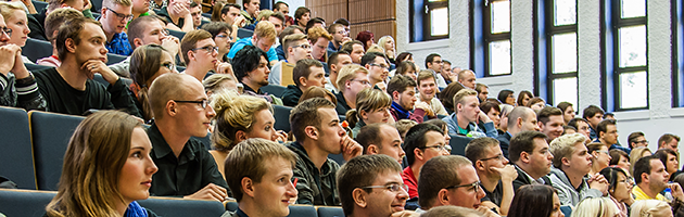 Kopfbild: Studierende sitzen im Hörsaal und hören einer Vorlesung zu.