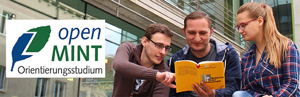 Foto: Drei Studierende schauen gemeinsam in ein Buch.