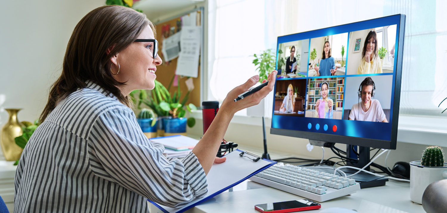 Eine Studienberater hält eine Onlineberatung vor Schülerinnen und Schülern die sich für ein Studium an einer Hochschule interessieren. 